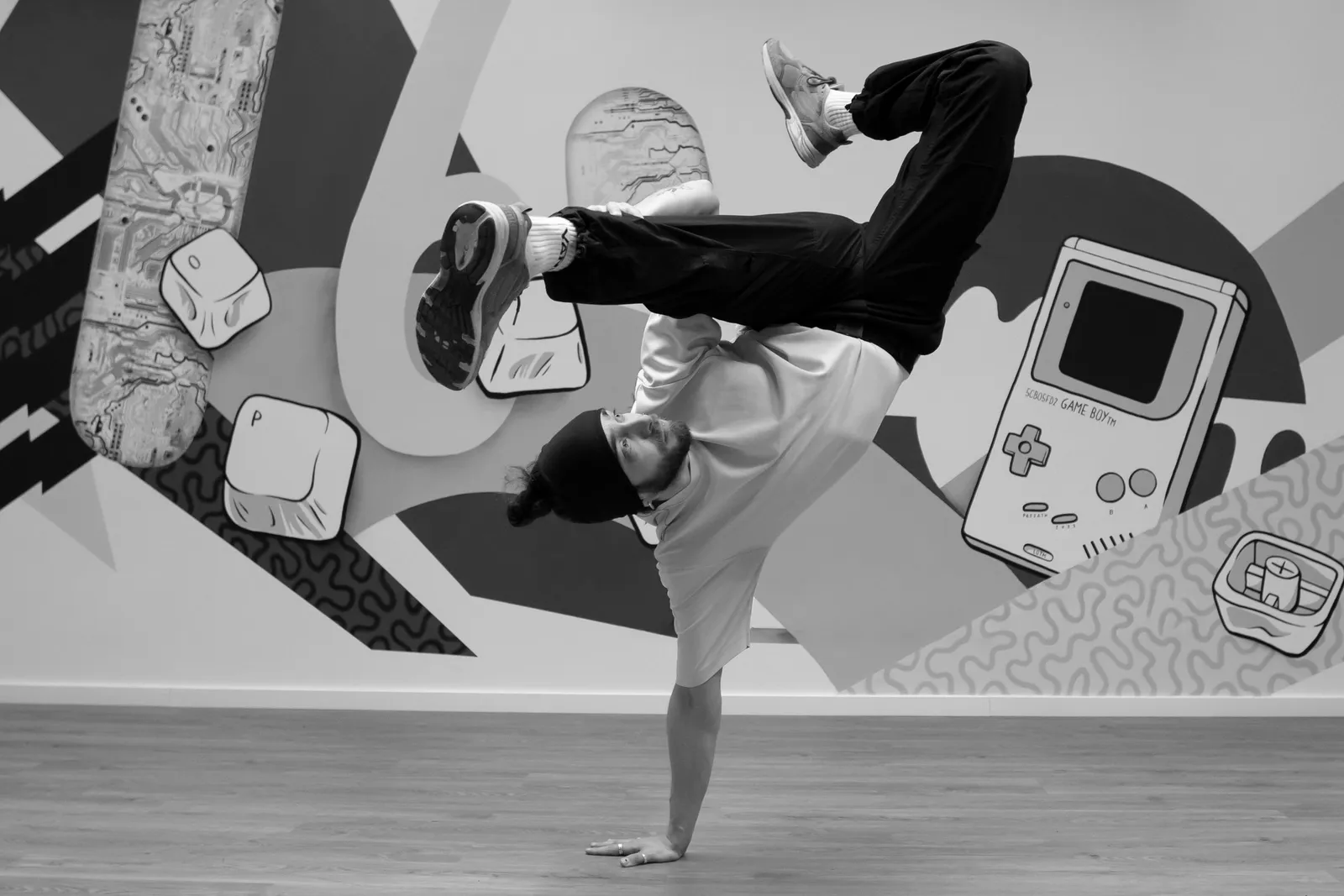 Sami Hamed in einem Floreio (einarmiger Handstand)