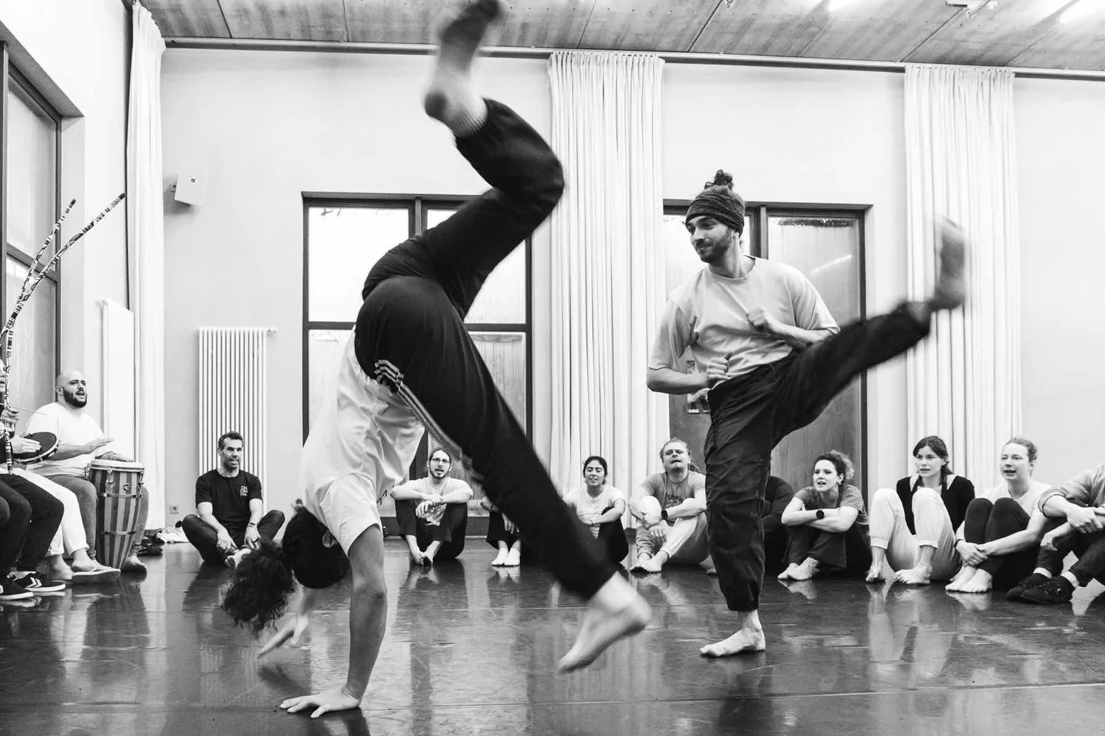 Ein Kick im Capoeira-Spiel